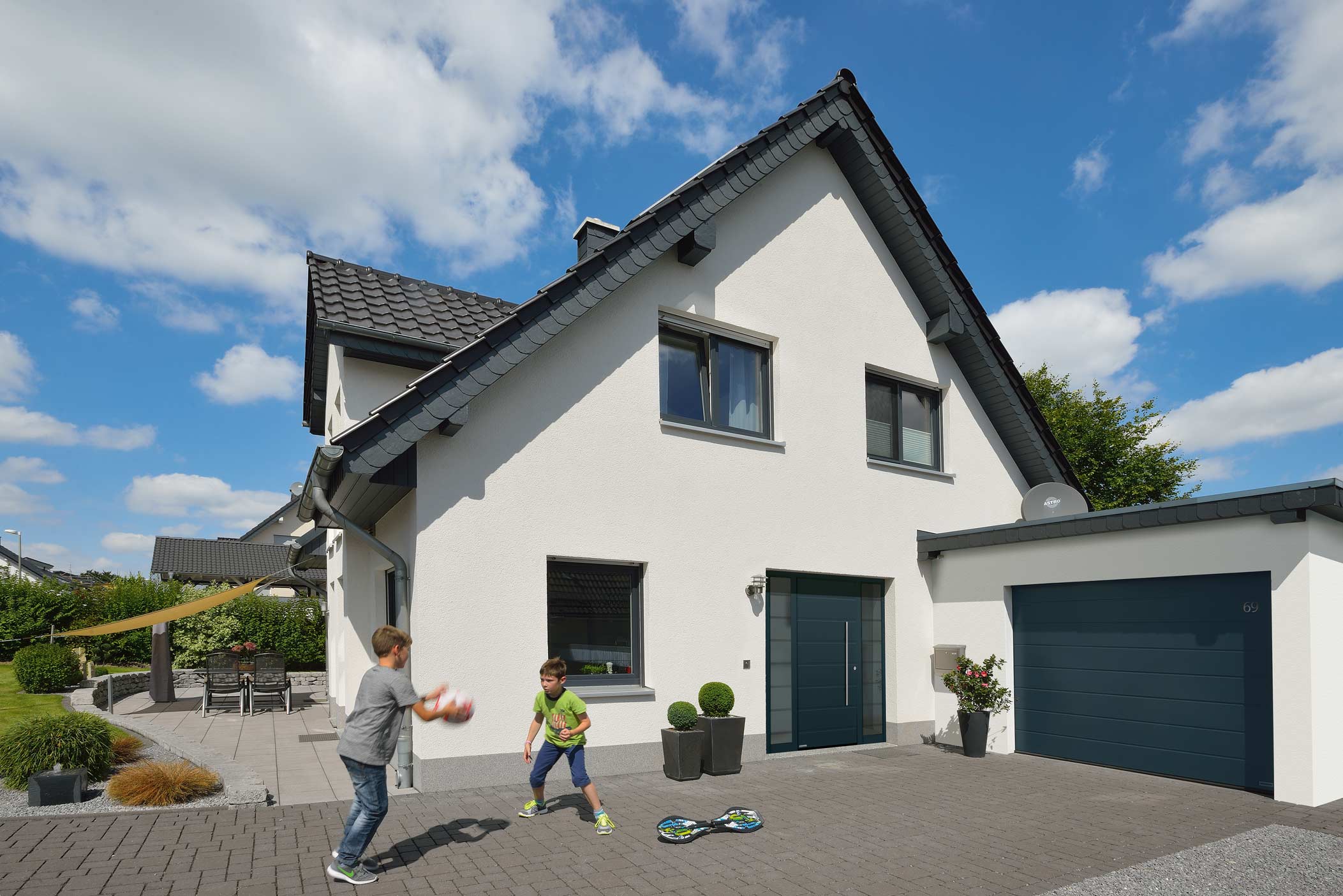 Kinder vor Garagentor